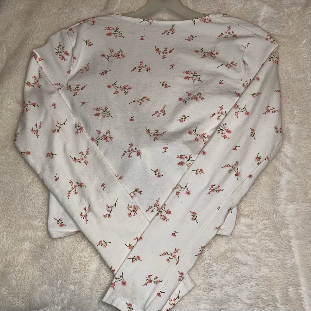 Brandy Melville (one size) Wrap Long Sleeve - Picture 2 of 3